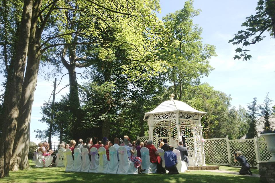 Al fresco wedding