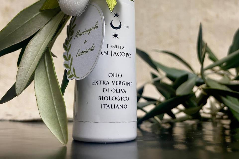 Wedding favor with oil