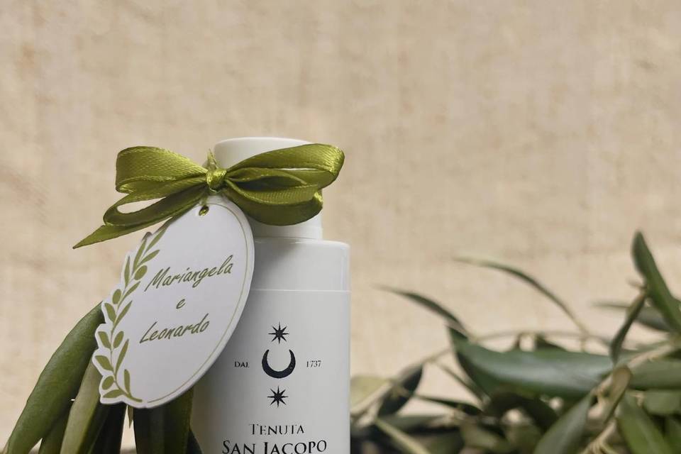 Wedding favor with oil