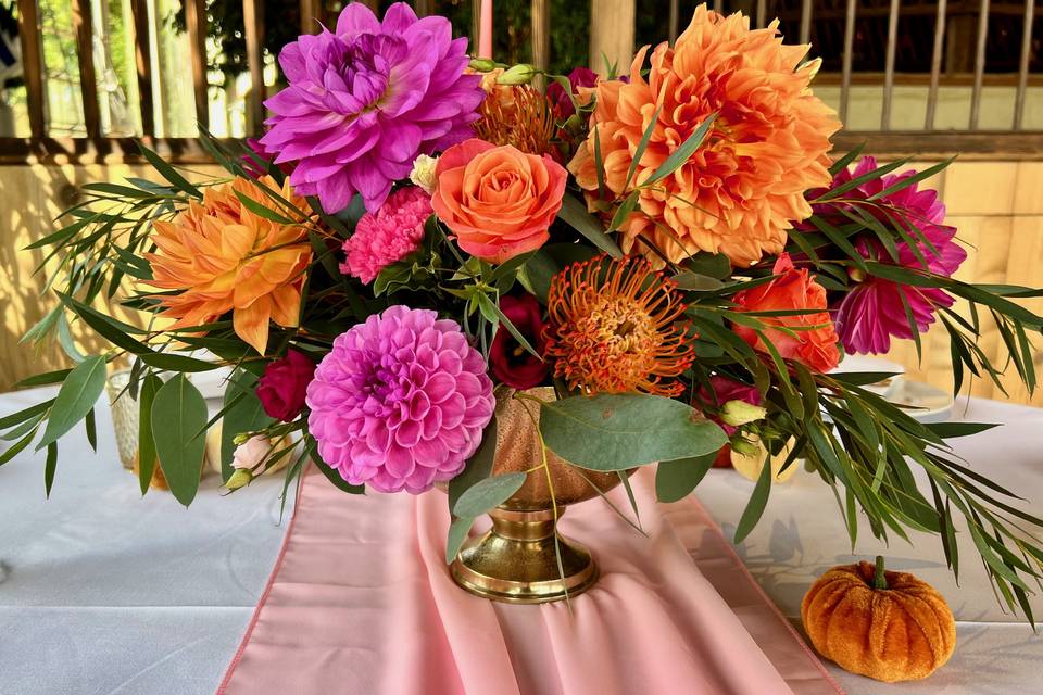 Vibrant, seasonal centrepiece