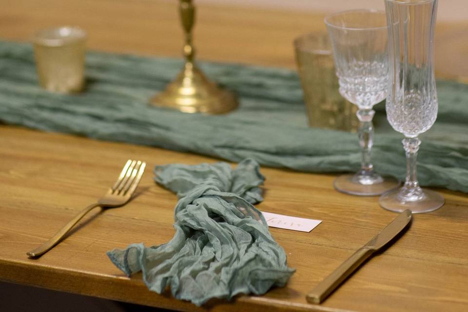 Green & gold table decor