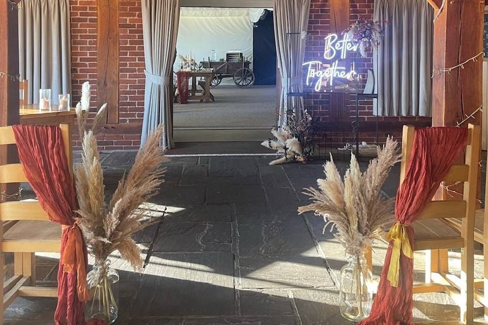 Barn pampas/autumnal aisle