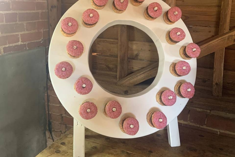 Doughnut arrangement