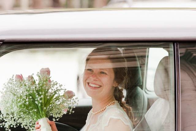 Bride arrives in the car