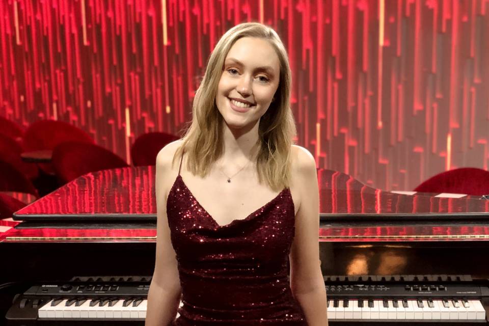 Singing pianist