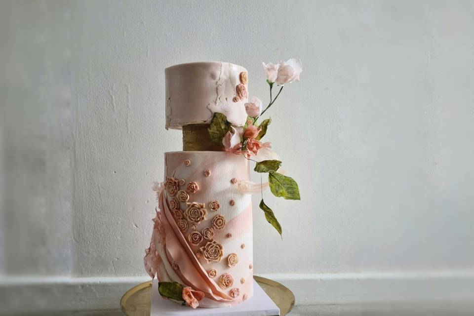 2.5-tier cake + edible flowers