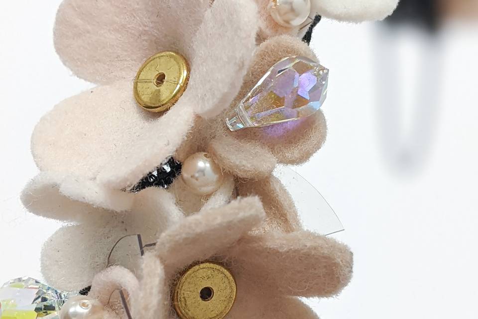 Daisy headband close up