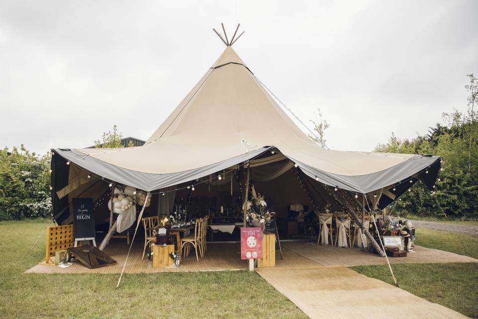 Single tipi (half sides up)