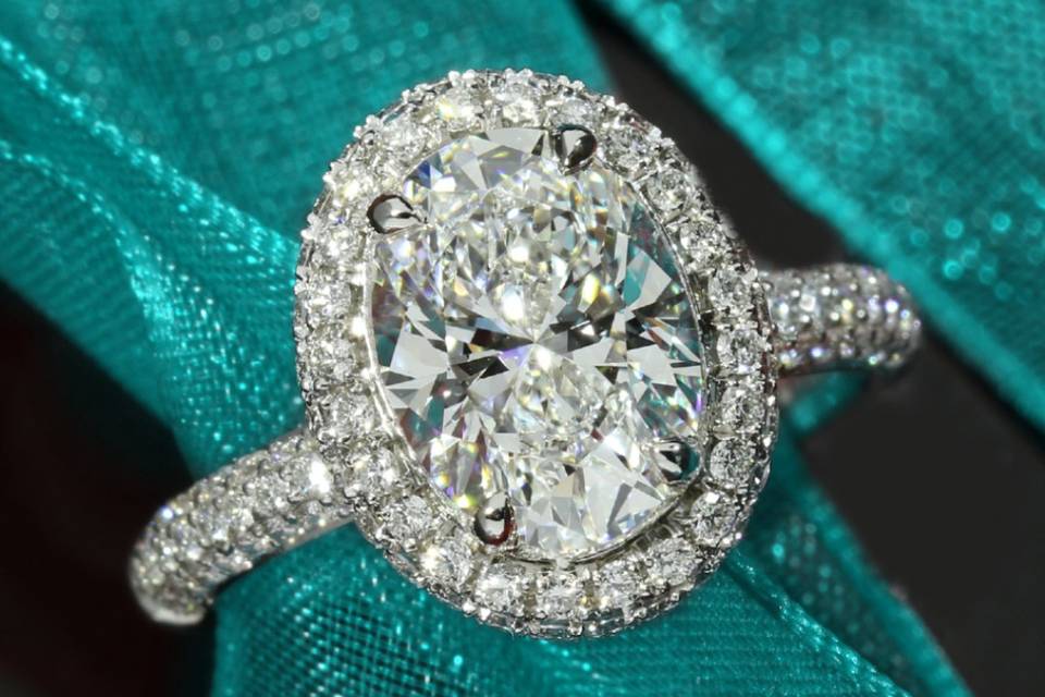 Oval diamond halo ring