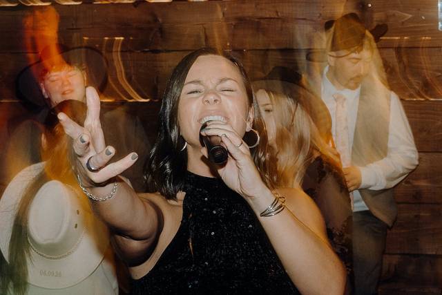 Singer Sax DJ