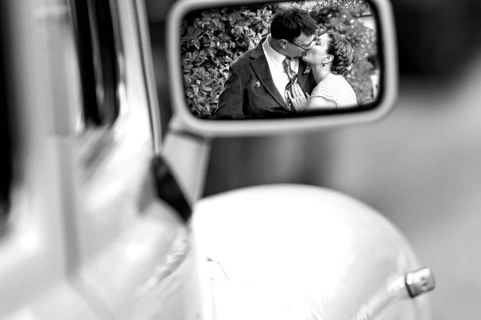 Kiss in the car mirror