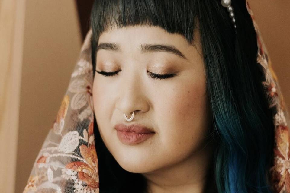 Soft glam bride