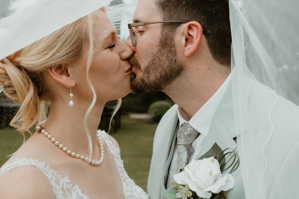 Veil kiss