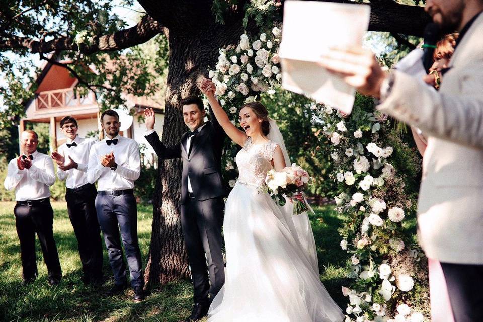 Creating an arch for a wedding
