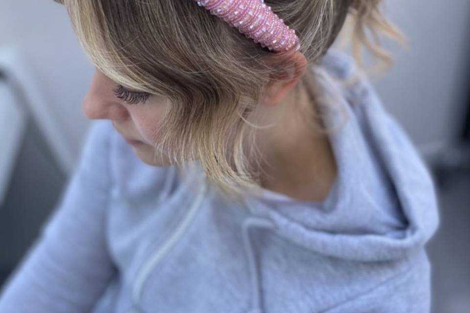 Relaxed pin up with headband
