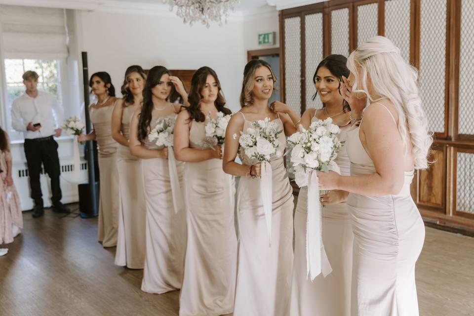 White bridesmaid bouquets