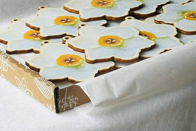 Wooden daffodil wedding favour