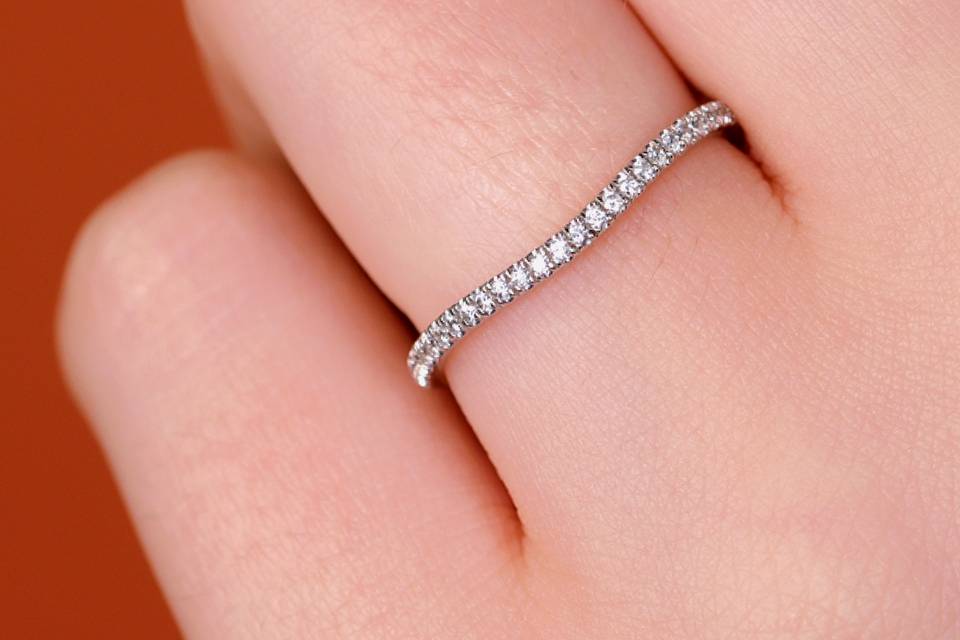 Thin diamond band