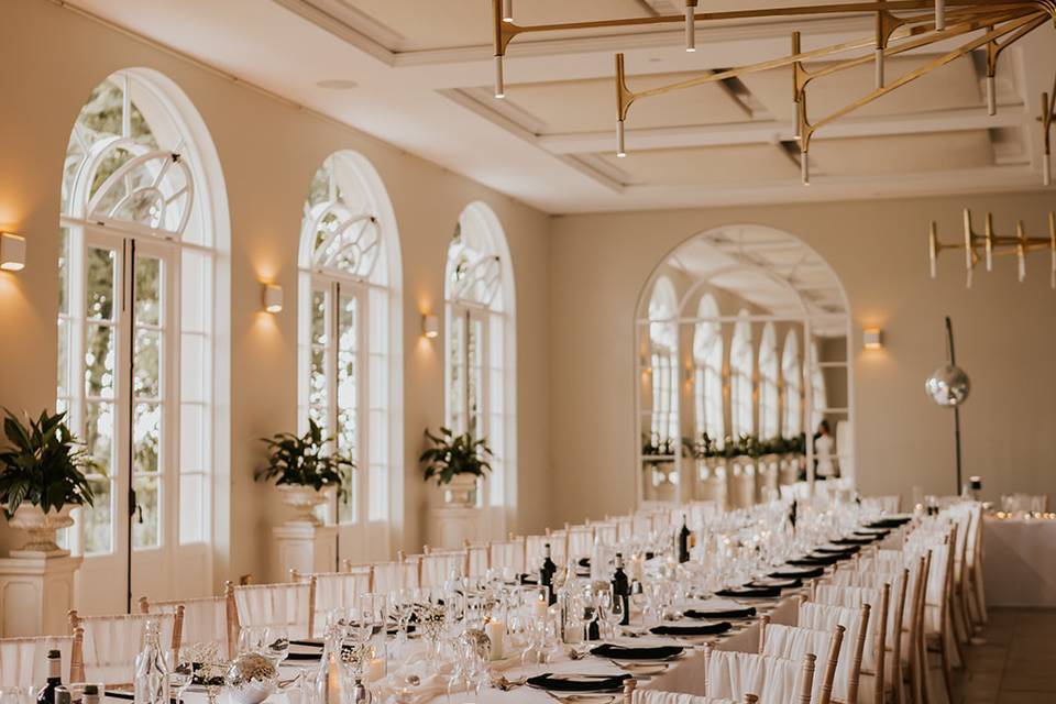 Monochrome table setting