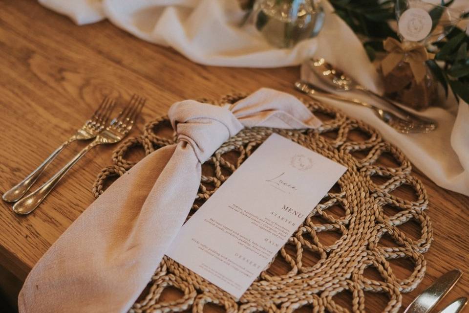 Wicker table setting