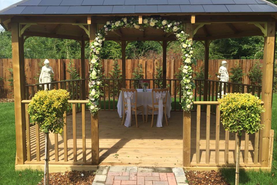 Pergola, dressed, close up