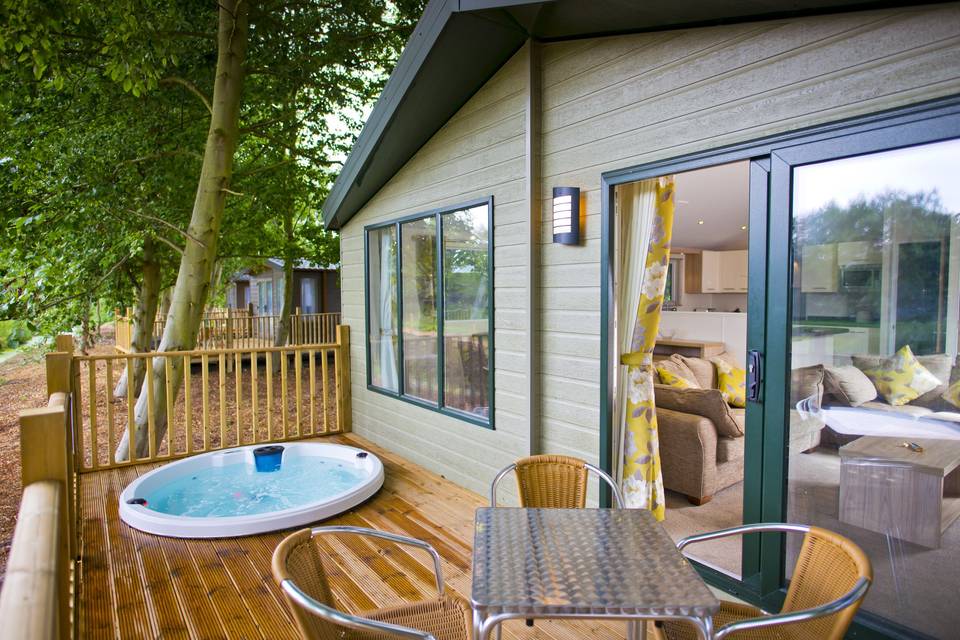 Woodland lodge hot tub