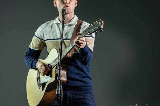 Singin' and guitarin'