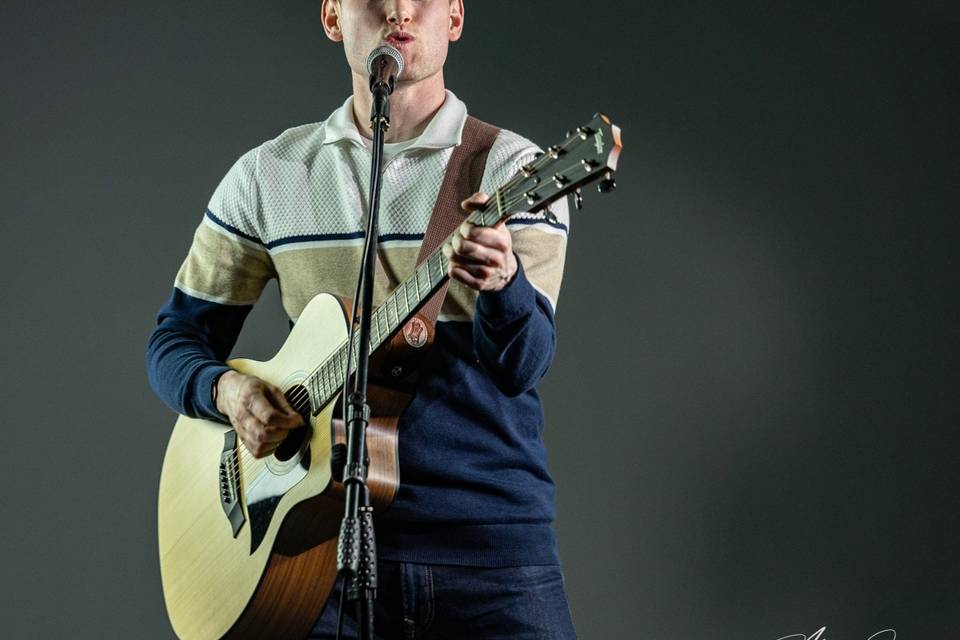 Singin' and guitarin'