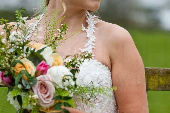 Leon H Photography - Bride and her bouquet