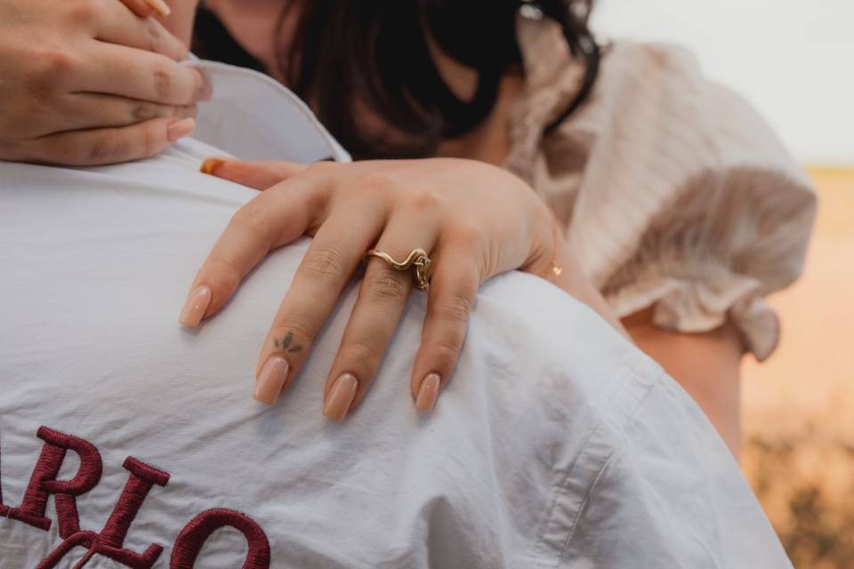 Show the ring off!