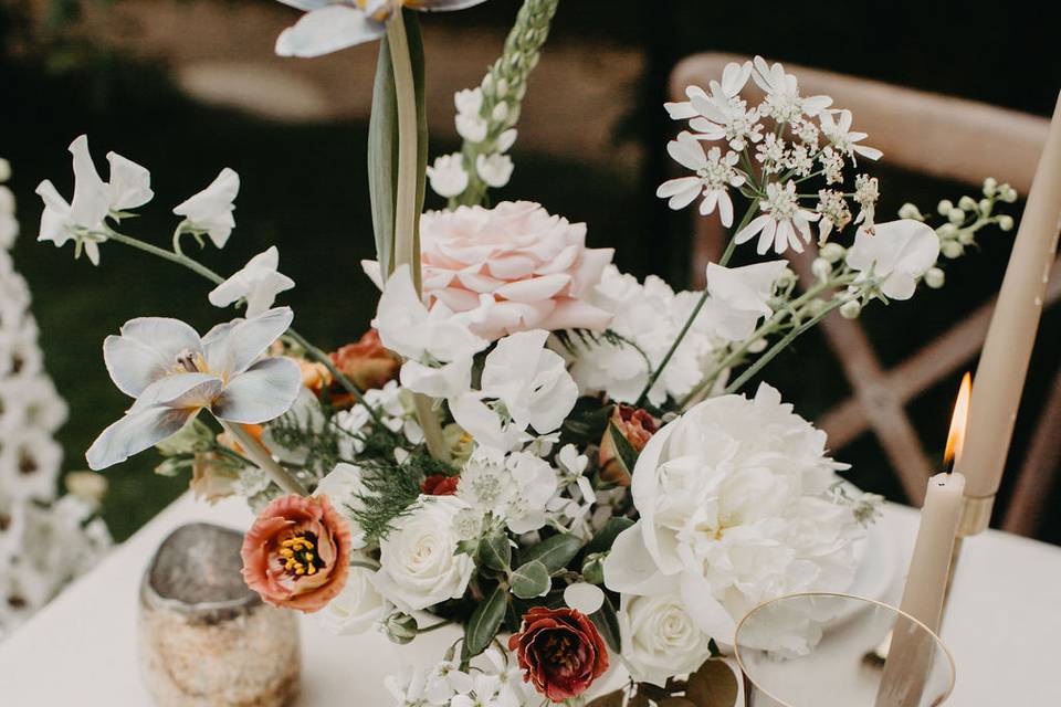 Timeless wedding table decor