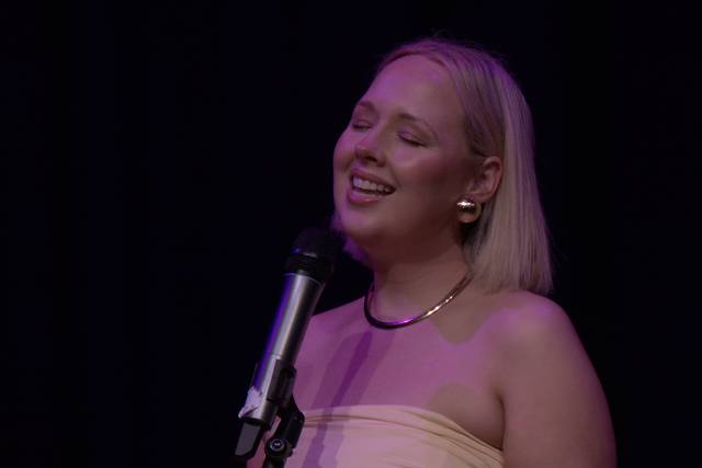 Live vocalist