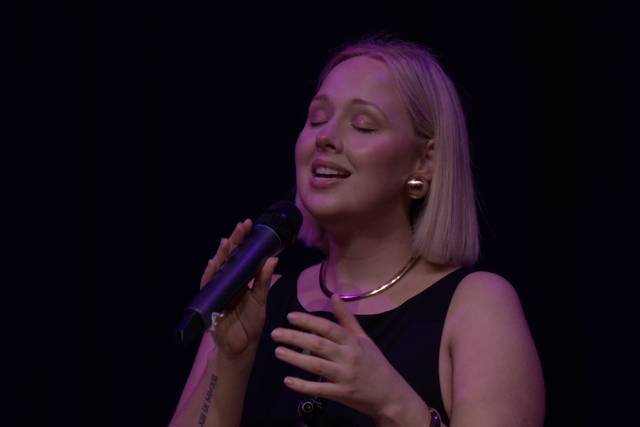 Live vocalist