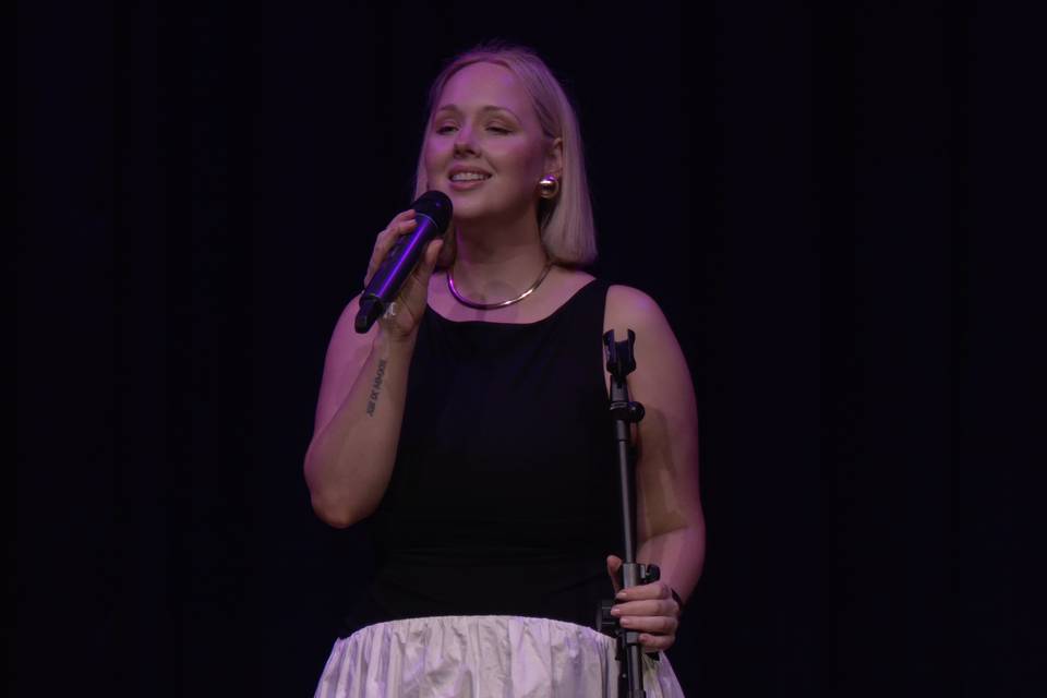 Live vocalist