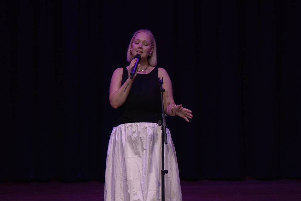 Live vocalist