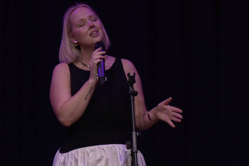 Live vocalist