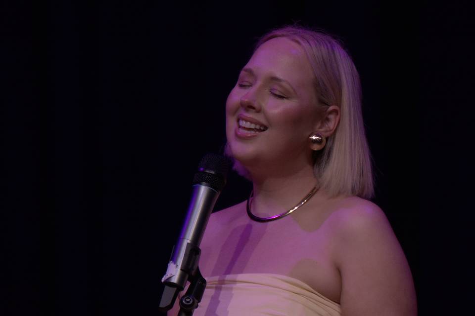 Live vocalist