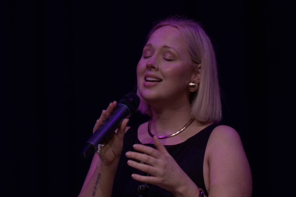 Live vocalist