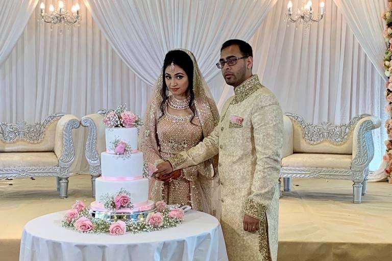 Newlyweds cut the cake