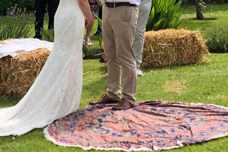 Hand-fasting ceremony in garde