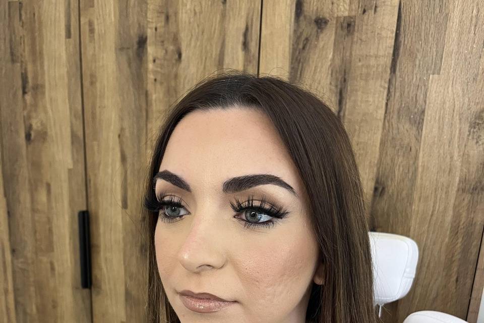 Wing liner and fluffy lashes