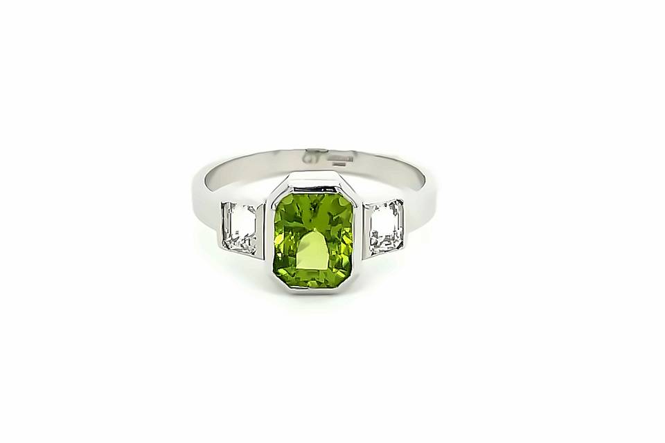 18K white gold with peridot/sapphire ring