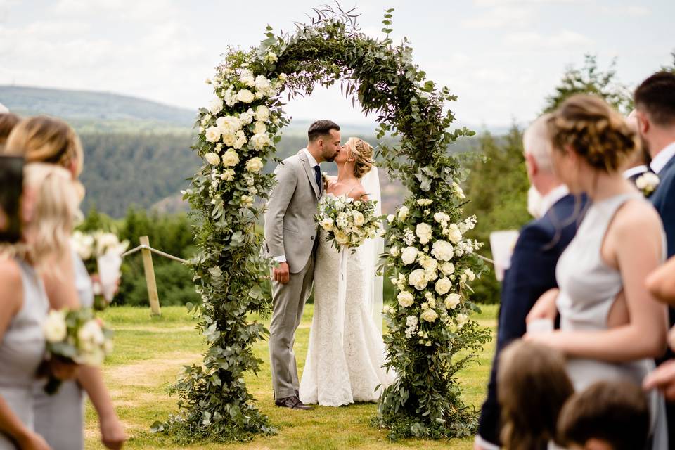 Kiss under the arch