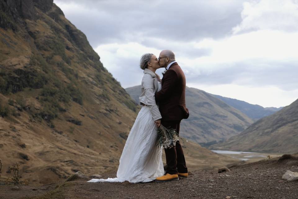 Kiss by the mountains - Scottish Elopement