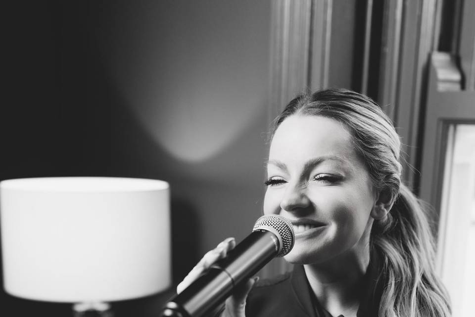 Drinks reception singer