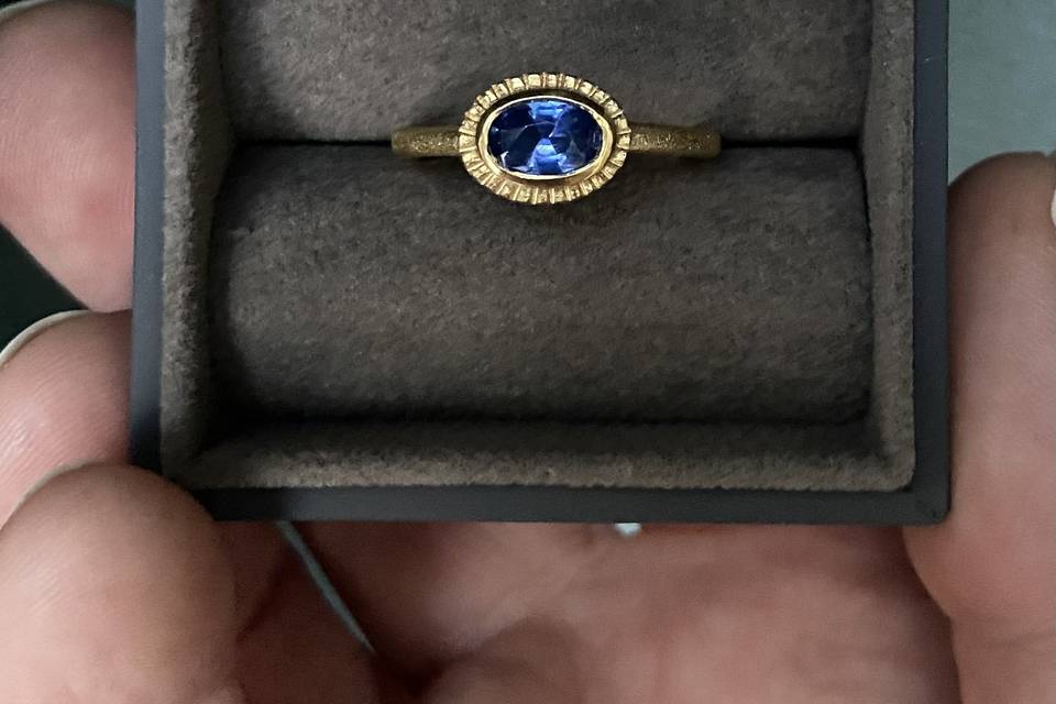 Large blue Sapphire Gold ring