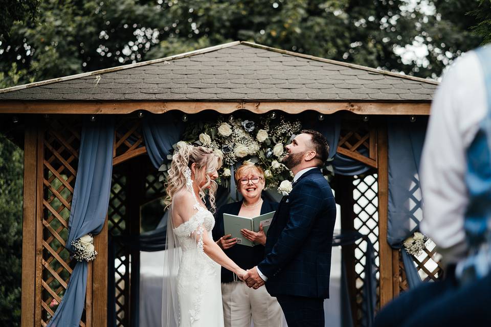 Emma and Gavin: Garden wedding