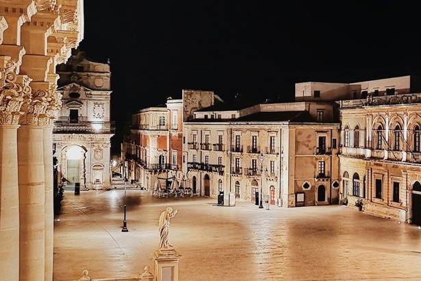 Piazza Duomo, Ortigia, at nigh