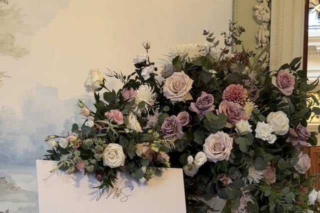 Welcome Sign & Decor