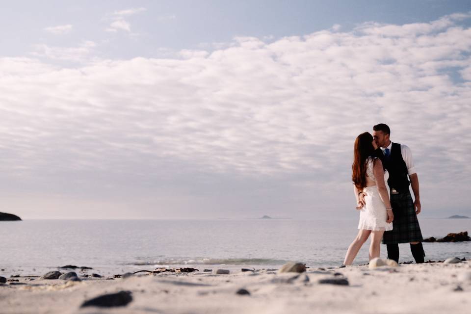 Island wedding kiss